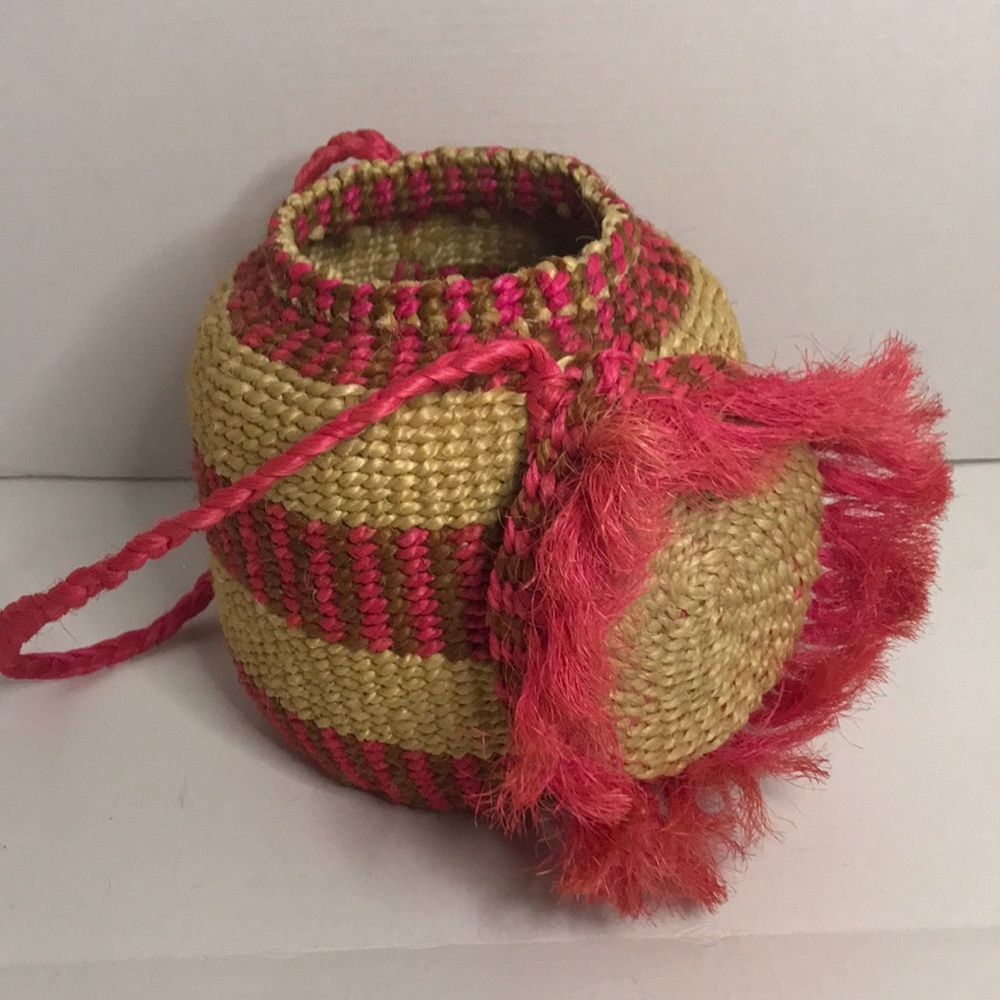 Hand woven Sea Grass Basket with lid